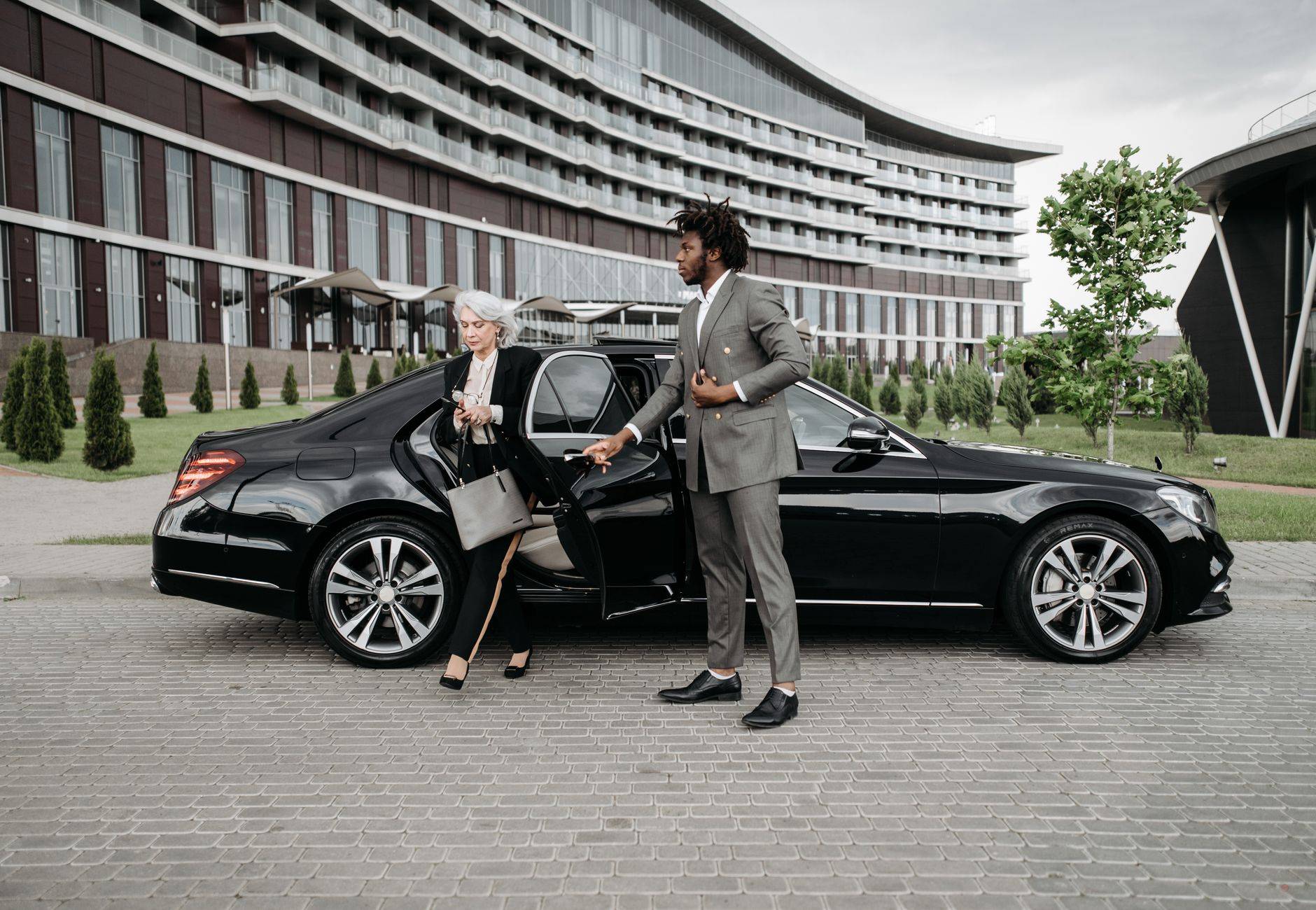 luxury cab client pickup, executive car service, corporate chauffeur service, vip client pickup, luxury airport transfer, corporate cab service