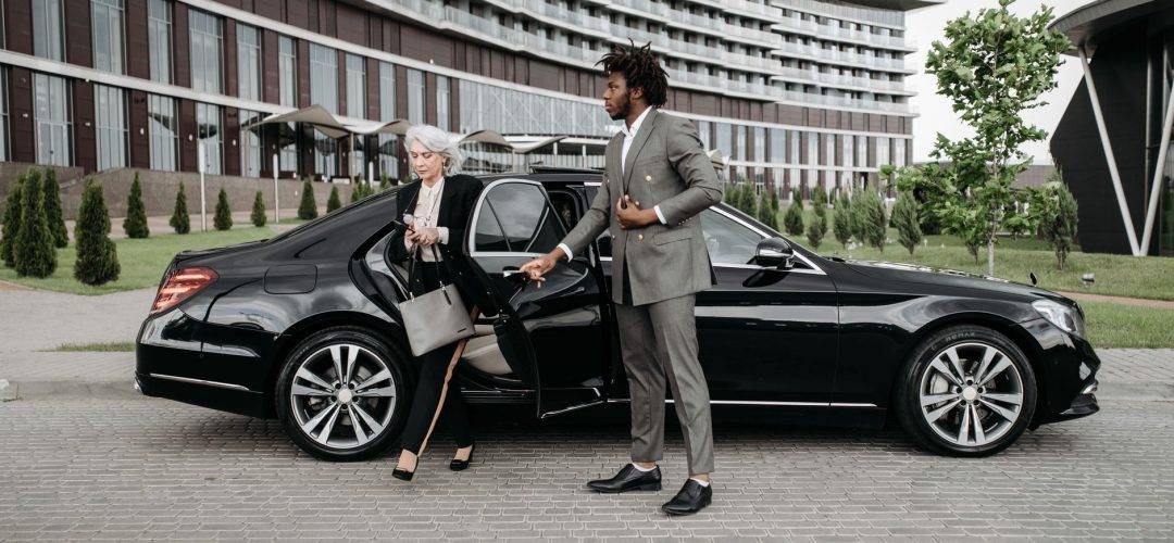 luxury cab client pickup, executive car service, corporate chauffeur service, vip client pickup, luxury airport transfer, corporate cab service
